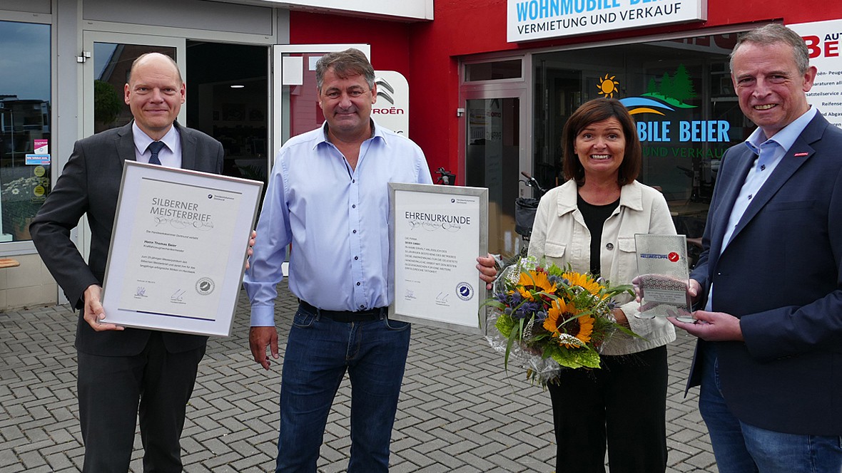 Geschäftsführer Thomas Beier beim 50-jährigen Jubiläum 2022 mit Vertretern der Kfz-Innung Hamm-Unna