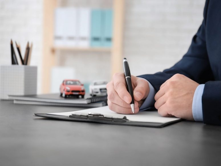 Kunde von Autohaus Beier TOP Markenspezialist für Peugeot , Citroën unterzeichnet eine Neuwagen-Vollmacht.